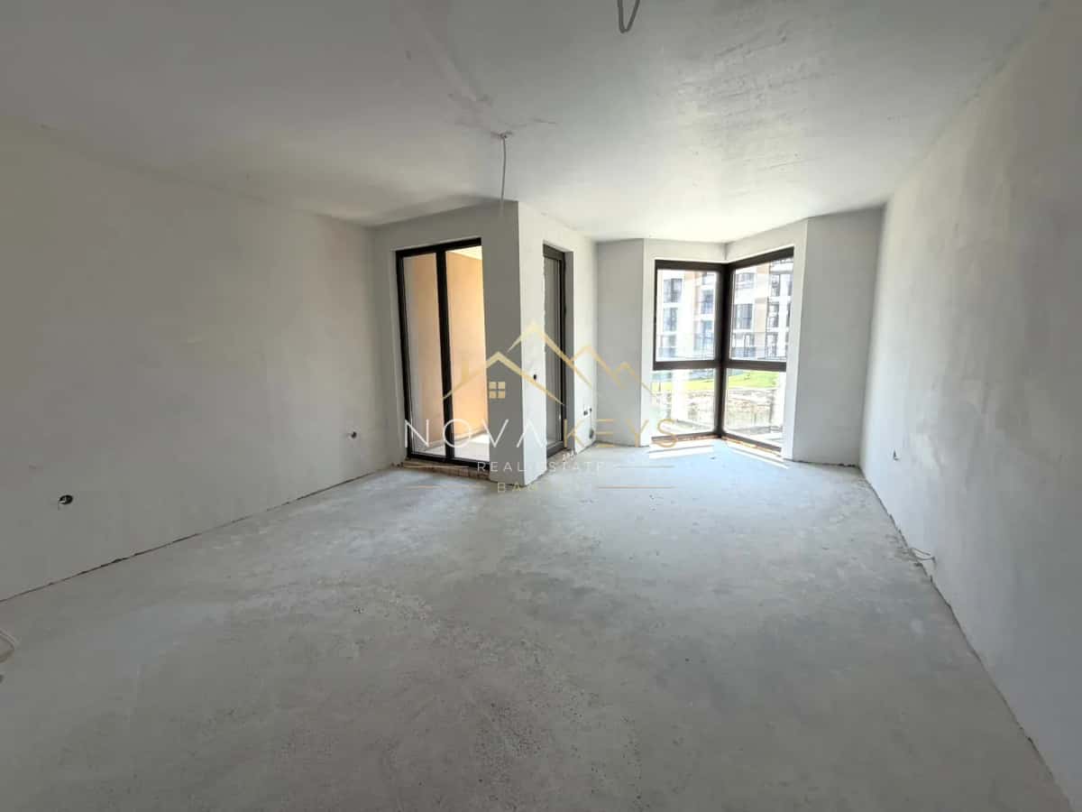 unfurnished room with corner windows, studio for sale in the Bansko ski area.