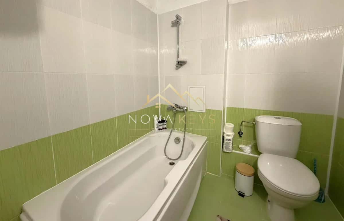 Bathroom with bathtub and toilet, studio for rent in Bansko.