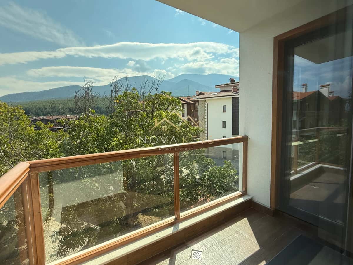 Covered balcony with mountain view, three-bedroom apartment for sale in the Bansko ski area.