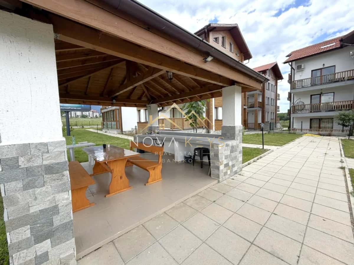 покрит беседка за пикник с пейки и маси, двустаен апартамент за продажба в Пирин Голф.