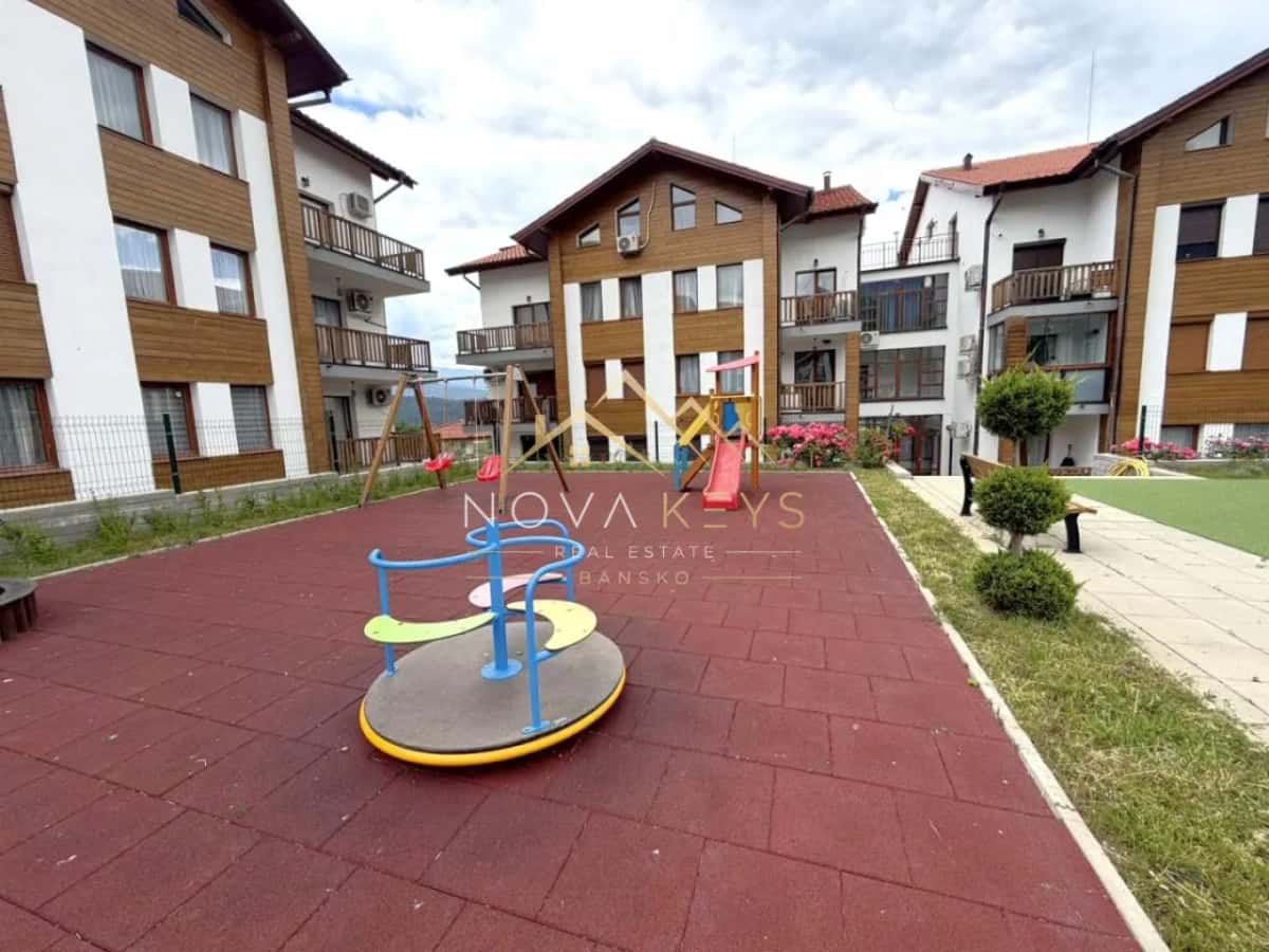 Дворна площадка с пързалка и въртележка, двустаен апартамент за продажба в Пирин Голф.