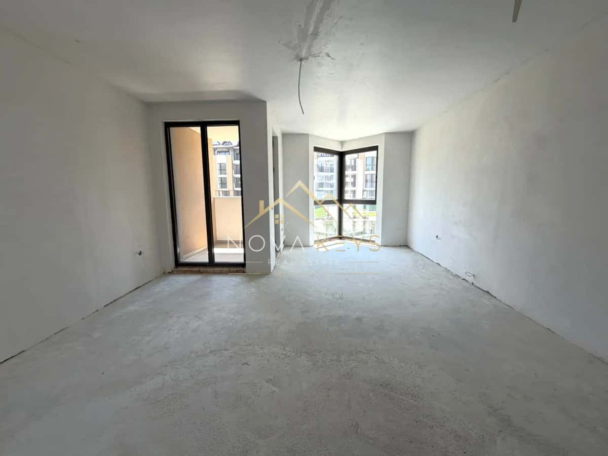 Unfurnished room with balcony door and corner window, studio for sale in the Bansko ski area.