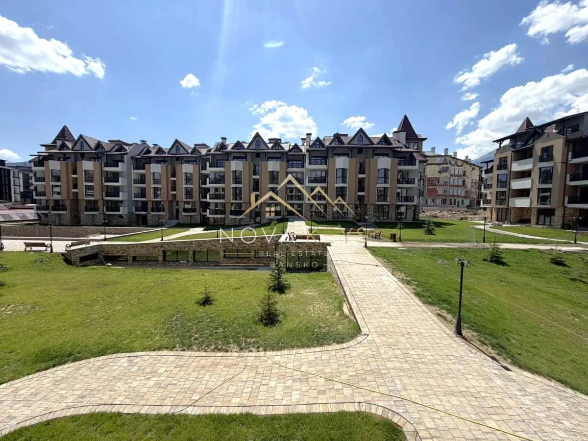 residential courtyard with apartment buildings and walkways, three-bedroom apartment for sale in the Bansko ski area.