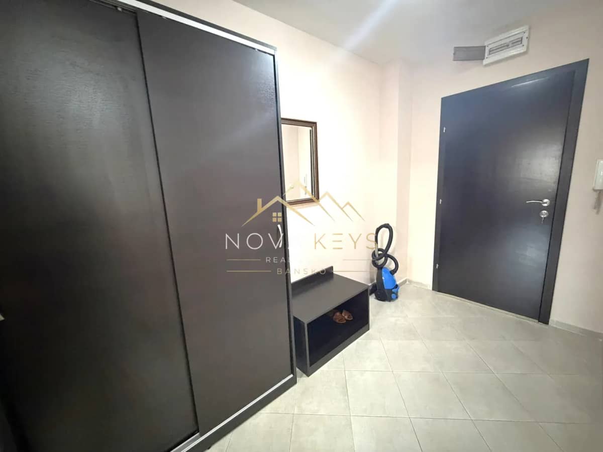 entry hallway with wardrobe and front door, three-bedroom apartment for rent in the Bansko ski area.