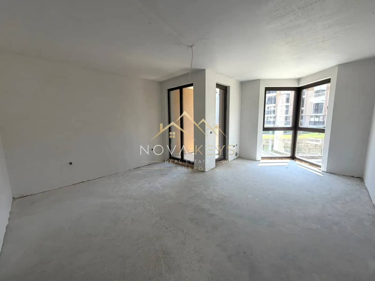 Empty unfinished room with bay windows, studio for sale in the Bansko ski area.