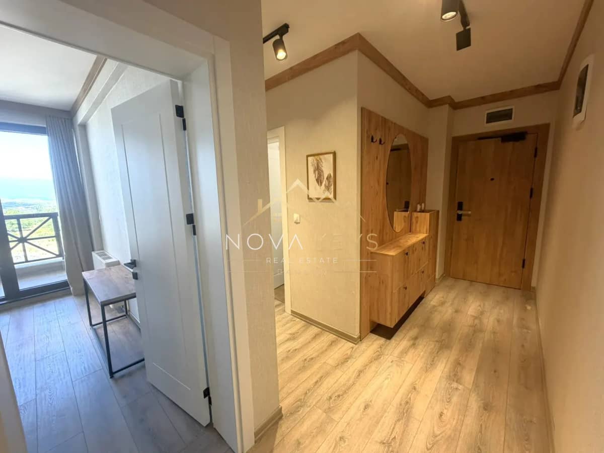 entry hall with wood console and mirror, three-bedroom apartment for sale in the Bansko ski area.