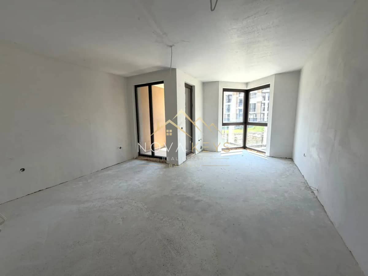 unfurnished room with corner windows, studio for sale in the Bansko ski area.