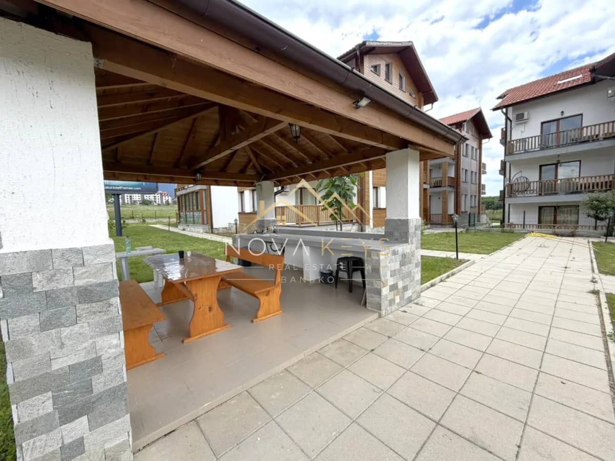 покрит беседка за пикник с пейки и маси, двустаен апартамент за продажба в Пирин Голф.