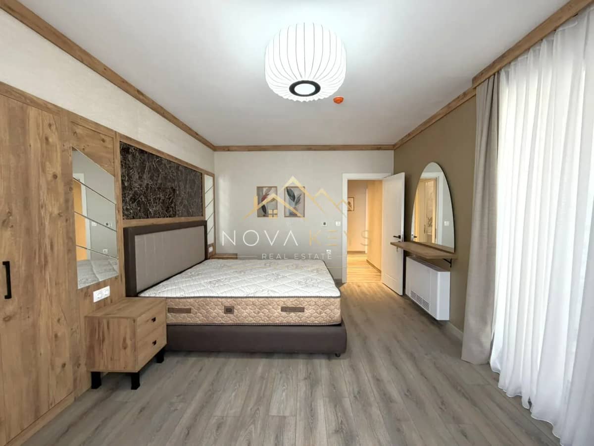 Bedroom with double bed and mirrored wardrobe, three-bedroom apartment for sale in the Bansko ski area.