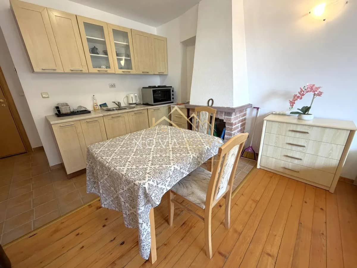 Kitchen dining area with table and cabinets, studio for rent in Bansko.