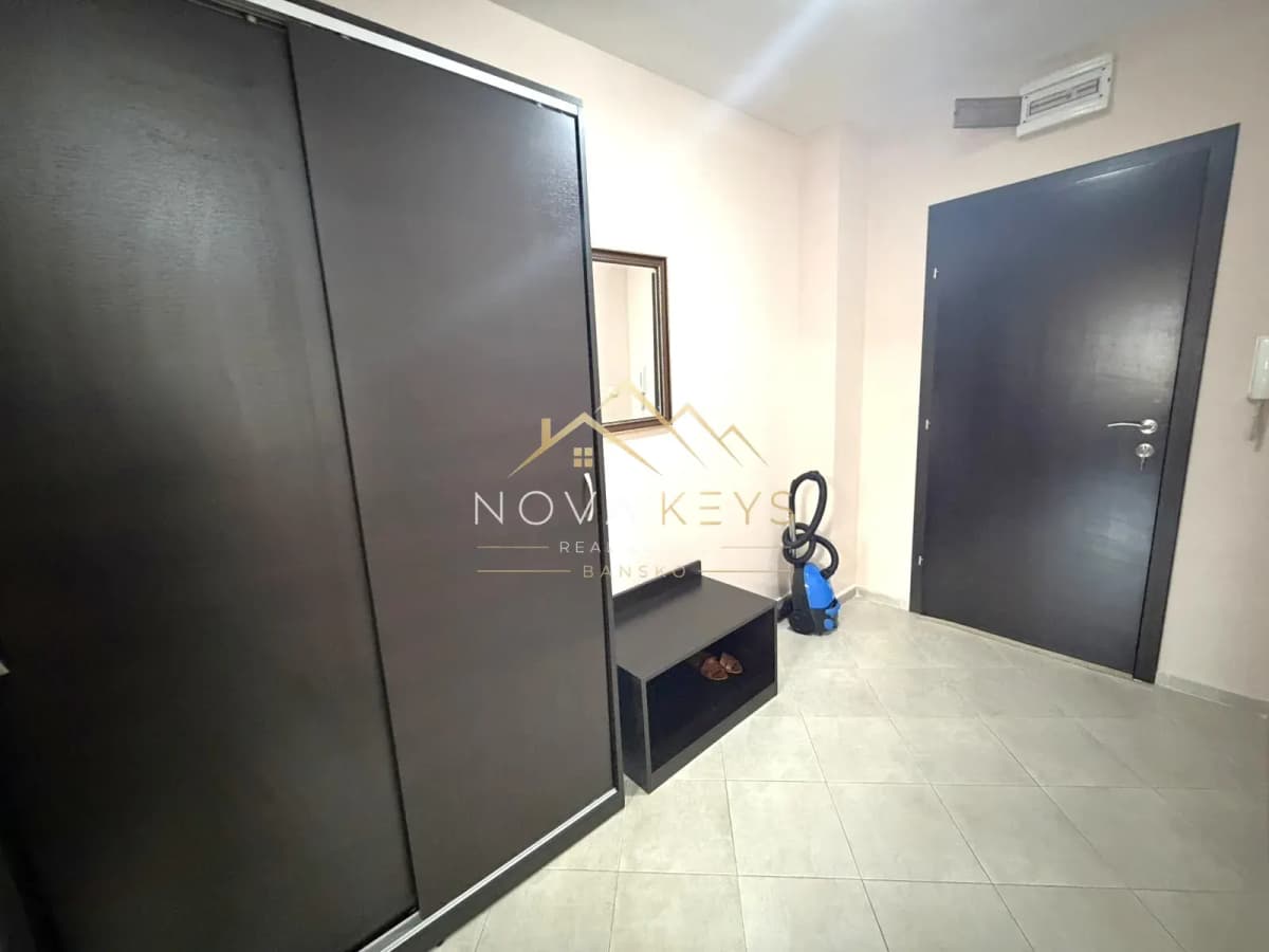 entry hallway with wardrobe and front door, three-bedroom apartment for rent in the Bansko ski area.