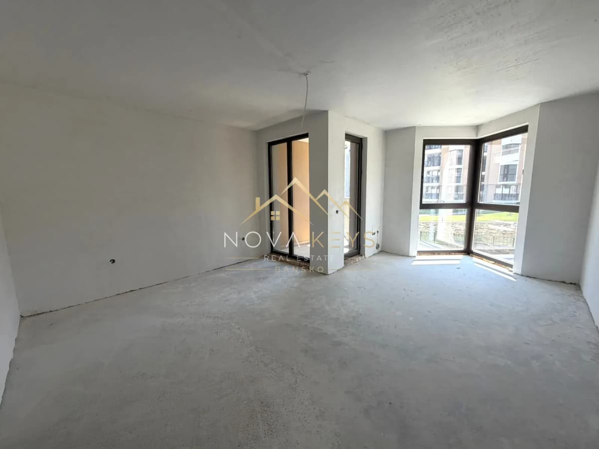 Empty unfinished room with bay windows, studio for sale in the Bansko ski area.
