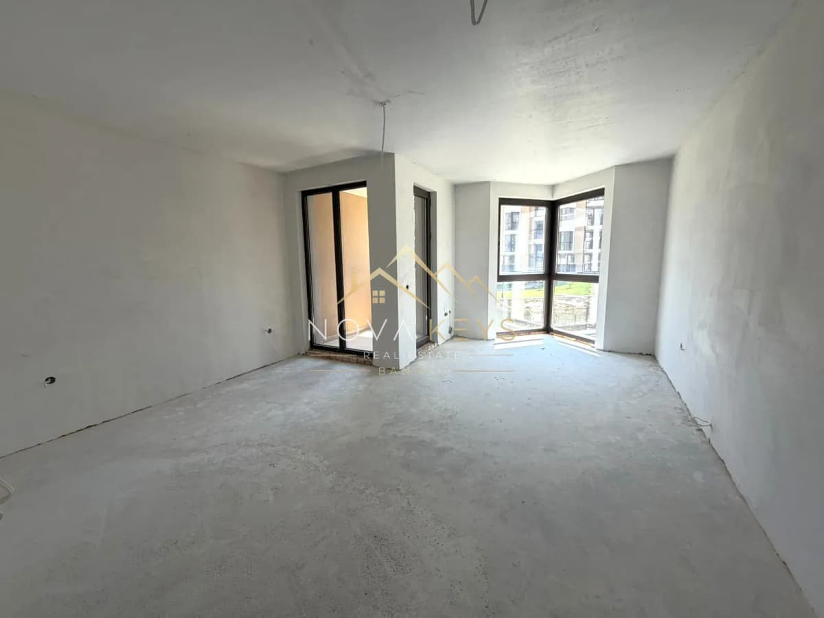 unfurnished room with corner windows, studio for sale in the Bansko ski area.