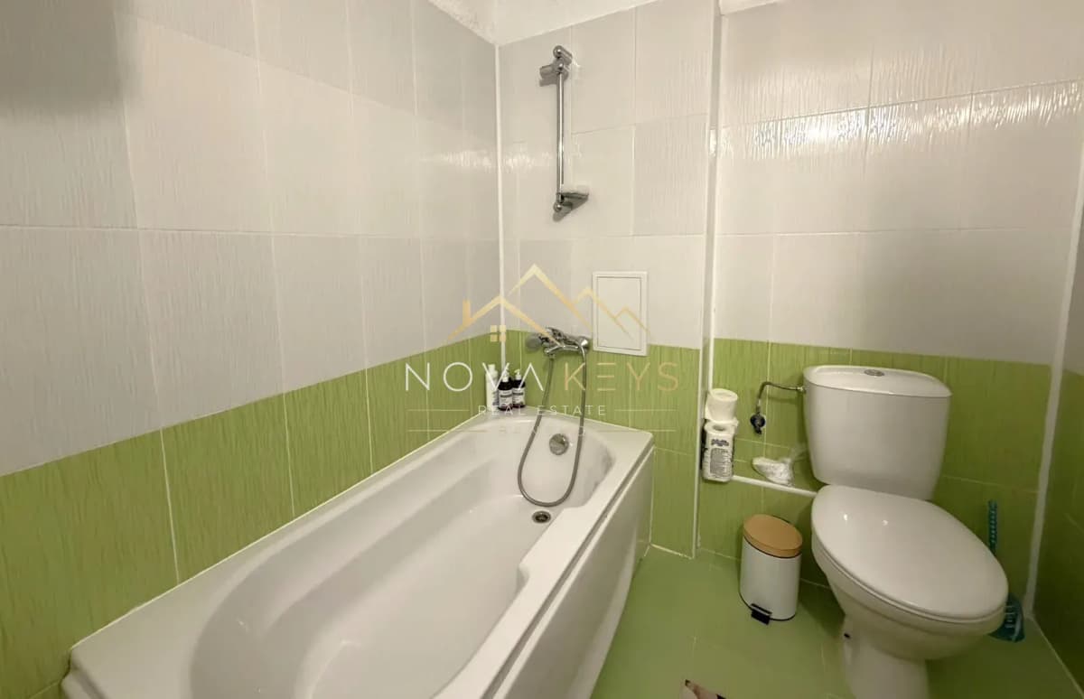 Bathroom with bathtub and toilet, studio for rent in Bansko.