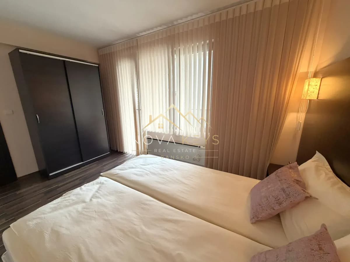 Bedroom with twin beds and wardrobe, three-bedroom apartment for rent in the Bansko ski area.