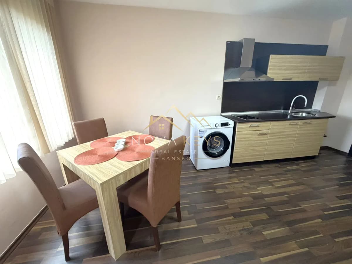 kitchen dining area with table and chairs, three-bedroom apartment for rent in the Bansko ski area.