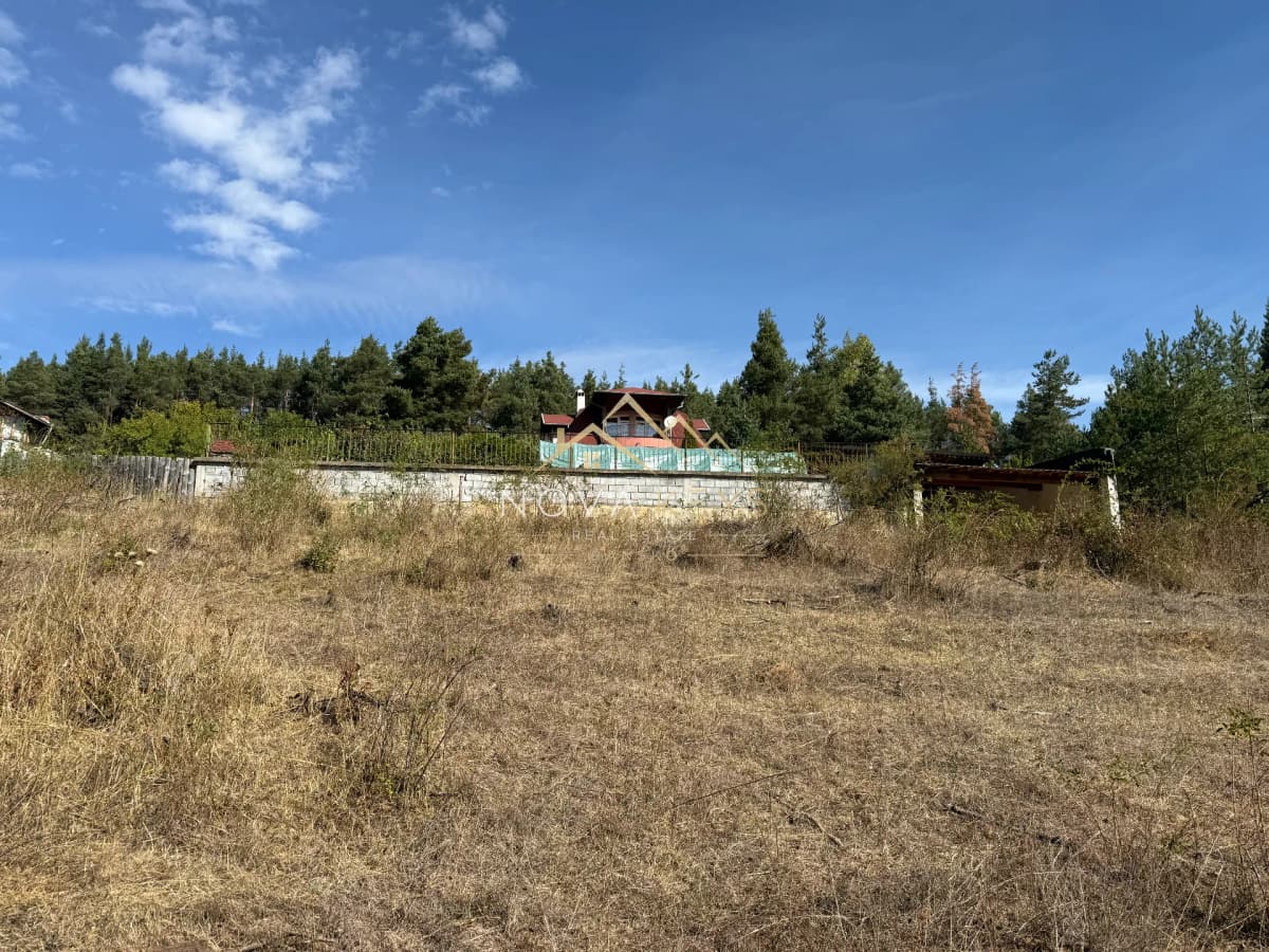 Vacant grassy lot with house and trees, agricultural land for sale in Razlog.