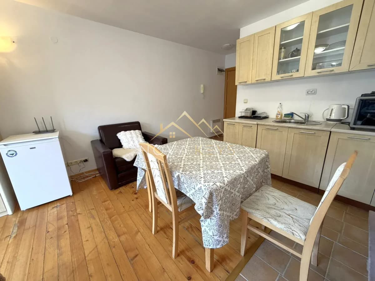 Kitchen dining area with table and chairs, studio for rent in Bansko.