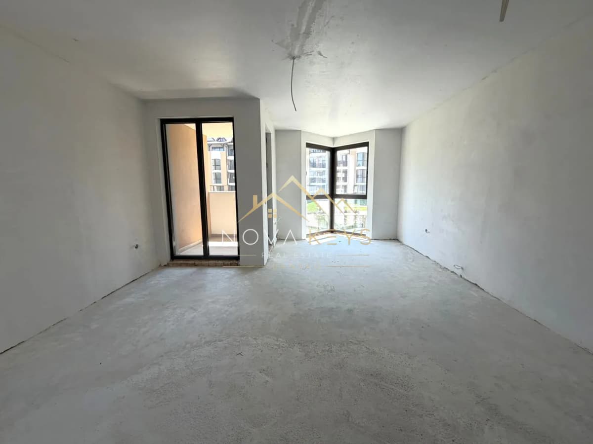 Unfurnished room with balcony door and corner window, studio for sale in the Bansko ski area.